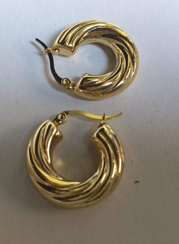 Gold swirl earrings